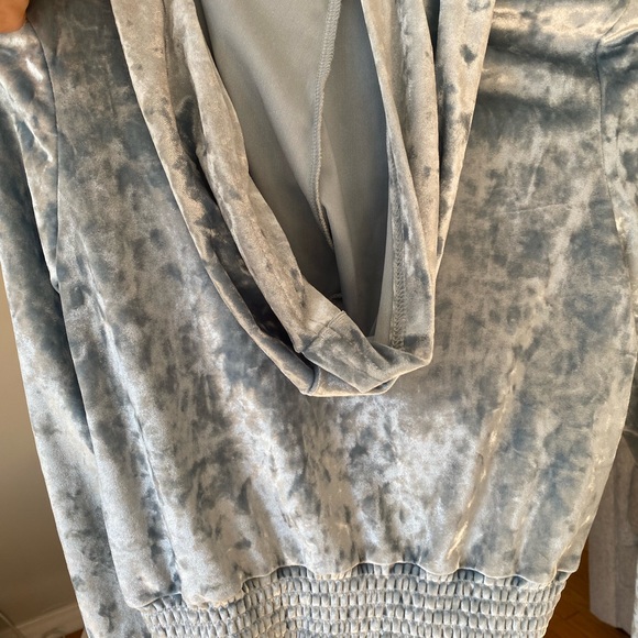 Girls light blue used sweater - Picture 4 of 4